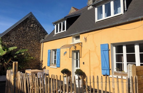 Surtainville Villa | Gîte with swimming pool in summer, private parking - close to shops & sea