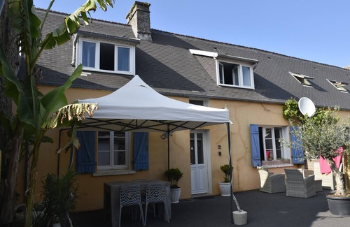 Surtainville Villa | Gîte with swimming pool in summer, private parking - close to shops & sea