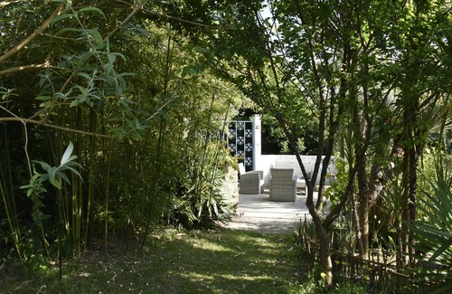 Surtainville Villa | Gîte with swimming pool in summer, private parking - close to shops & sea