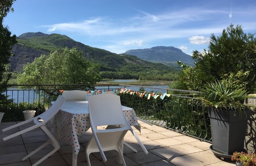 Curbans Apartment | Gîte with view of Lake Curbans, swimming pool