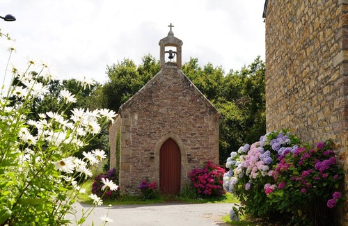 Pludual House | Gîtes "Les Agapanthes" in the countryside 10 minutes from the coast, Pets welcome