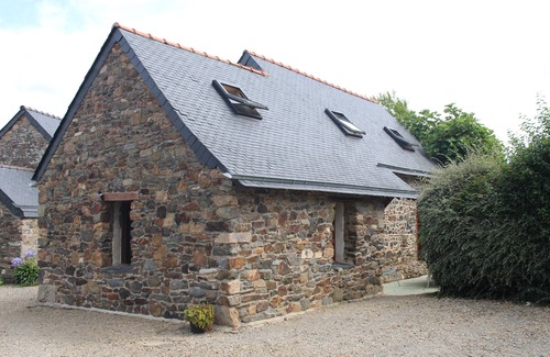 Plestin-les-Greves Cottage | Gites sleeps 10 with pool, games room, minutes from the sea