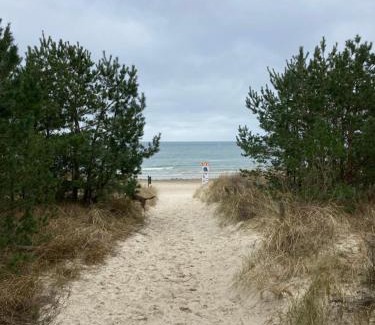 Trassenheide House | Glücklich am Strand - Ruhe im Kiefernwald mit Terrasse & Hundeherz willkommen