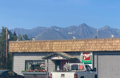 Haines Junction Hotel | Glacier View Inn