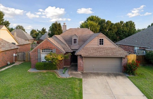 Bixby House | Glamorous Fox Hollow located in Bixby, OK