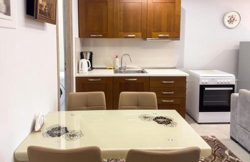 Plaka Apartment | Glamorous & Spacious Renovated Apartment, Syntagma, DT Athens