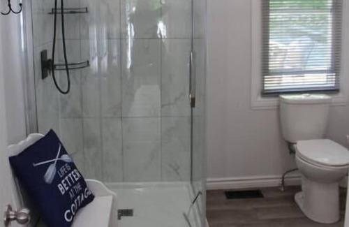 Irondale Cottage | Glamour Lake Gem Sleeps 10