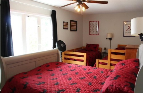 Irondale Cottage | Glamour Lake Gem Sleeps 10