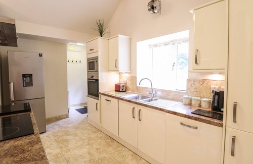 Y Felinheli Cottage | GLAN Y MOR LODGE, family friendly, with hot tub in Y Felinheli