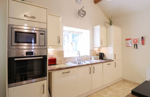 Y Felinheli Cottage | GLAN Y MOR LODGE, family friendly, with hot tub in Y Felinheli
