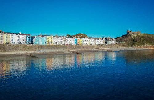 Criccieth House | Glan y Mor, Sleeps 20, 8 Bedrooms, 8 Bathrooms, Seafront, Criccieth