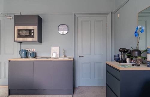 Paisley Apartment | Glasgow & Airport - Stylish Studio with kitchen