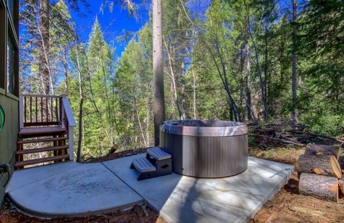 Nevada City Cabin | Glass Cabin Under the Pines Hot Tub Seclusion