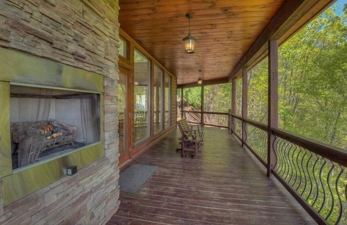 Mineral Bluff Cabin | Glass Lodge- Hot Tub | Outdoor Fireplace | Amazing Views