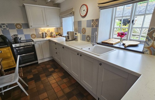 Ruan High Lanes Cottage | Glebe Barn - a cottage that sleeps 5 guests in 3 bedrooms