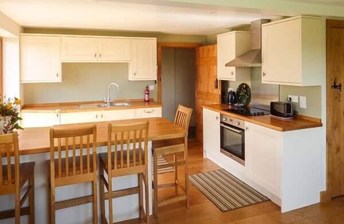 Coed-Y-Paen Cottage | GLEBE FARM COTTAGE, family friendly, with a garden in Llandegveth