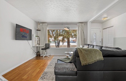 Glenbrook House | Glenbrook*Sleeps10-15*FastWiFi*FreeParking+Netflix