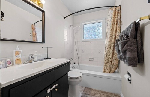 Glenbrook House | Glenbrook*Sleeps10-15*FastWiFi*FreeParking+Netflix