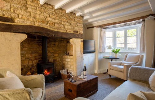 Bourton-on-the-Hill House | Gleneda Cottage - a renovated, traditional Cotswold cottage full of charm with fireplace and garden