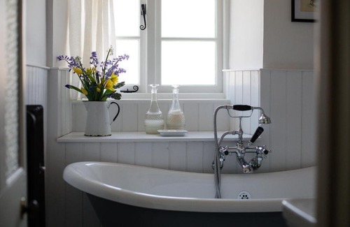 Bourton-on-the-Hill House | Gleneda Cottage - a renovated, traditional Cotswold cottage full of charm with fireplace and garden