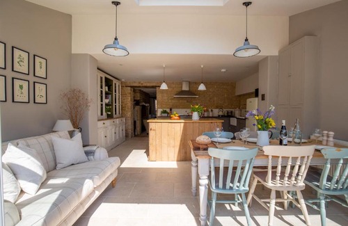 Bourton-on-the-Hill House | Gleneda Cottage - a renovated, traditional Cotswold cottage full of charm with fireplace and garden