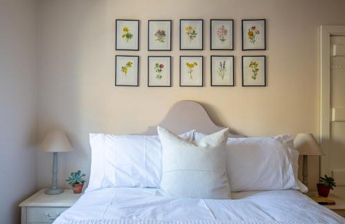 Bourton-on-the-Hill House | Gleneda Cottage - a renovated, traditional Cotswold cottage full of charm with fireplace and garden