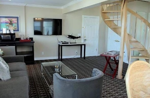 Avalon Hotel | Glenmore Plaza Hotel