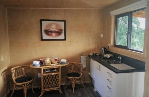 Akaroa Bed & Breakfast | Glenwood Akaroa Bush Retreat - Totara Hut