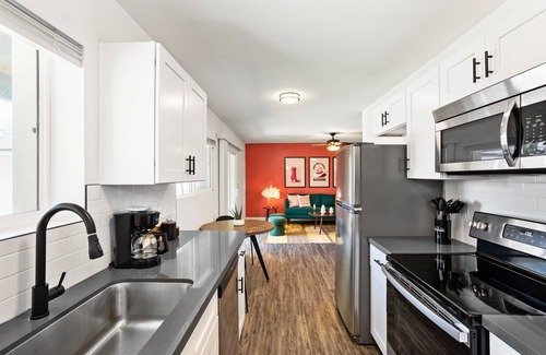Entertainment District House | Glimmer - 2 Unit Combo - Sleeps 8 - In Old Town