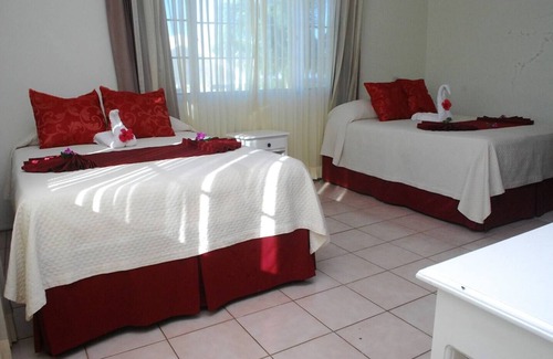 Lucea House | Global Villa Hotel Sea Front, family-friendly villa with air conditioning and hot water