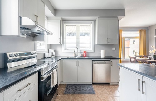 Stoney Creek Apartment | GLOBALSTAY. Modern Lake Ontario Townhomes