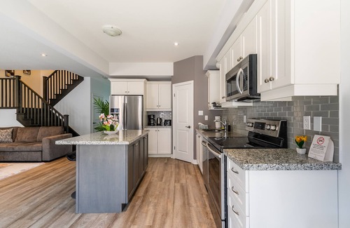 Stoney Creek Apartment | GLOBALSTAY. Waterfront 5BR Townhouse. Private HOT TUB, Gym, Sauna
