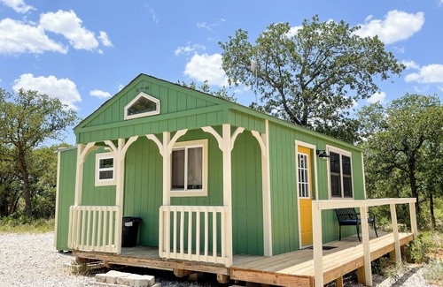 Eastland Cabin | Glorious 5 Lake Eastland Glamping Tiny Town Mockingbyrd