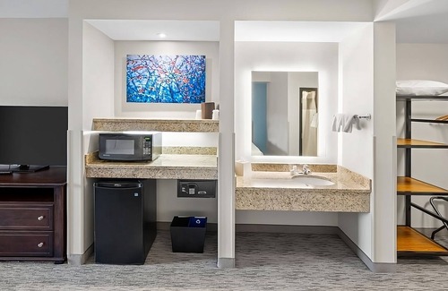 Tannersville Hotel | Go Skiing in Pennsylvania Mountain Range! Ski-to-Door Resort w/Hot Spring Bath!