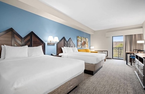Tannersville Hotel | Go Skiing in Pennsylvania Mountain Range! Ski-to-Door Resort w/Hot Spring Bath!