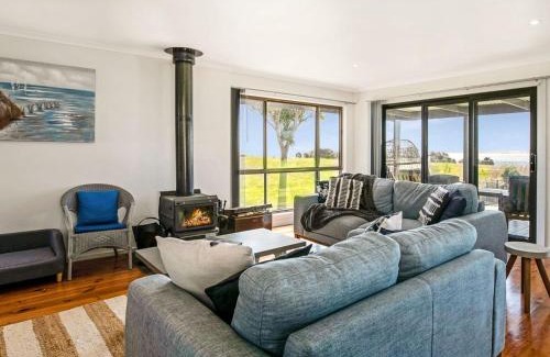 Coronet Bay House | Gokus Shack Rural and water views with a spa