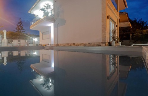 Cascais House | Gold Coast Photography Inn