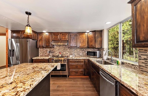 Eagle Mountain Estates Cabin | Gold Rush Lodge: Exceptional Location in Big Bear's Eagle Mountain Estates! Luxury 5 En Suite Bedrooms! EV Charger! Pet Friendly!