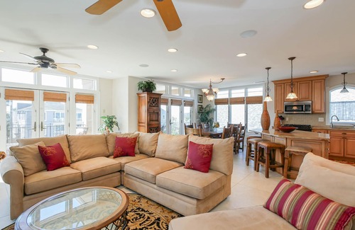 Gold Coast Condo | GoldCoast-2nd Flr w/Elevator-Handicap Friendly-Across from Beach, 5 bdrms/4 bths