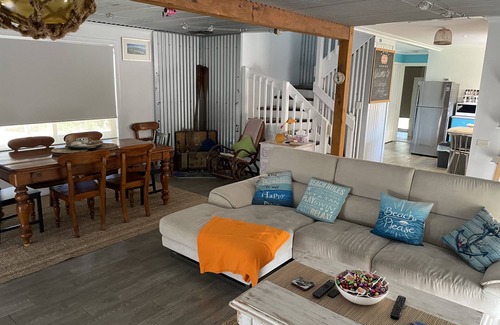 Golden Beach House | Golden Beachhouse - 5 mins from 90mile beach and shops