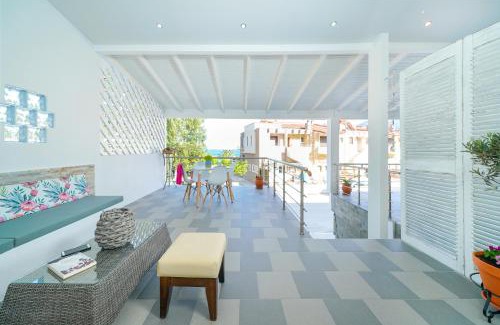 Chrisi Ammoudia Apartment | Golden Beachside terrace