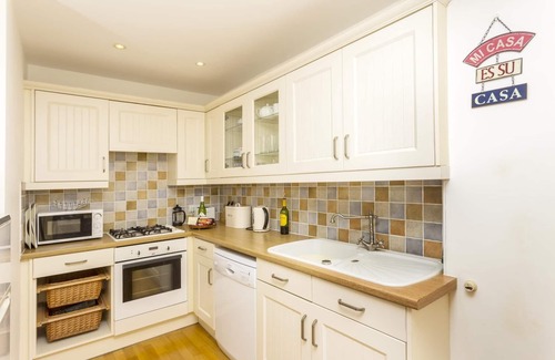 Sidmouth Cottage | Golden Cottage - Town Centre, near Beach with Free Parking and WiFi