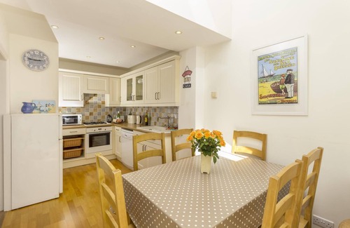 Sidmouth Cottage | Golden Cottage - Town Centre, near Beach with Free Parking and WiFi