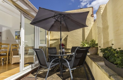 Sidmouth Cottage | Golden Cottage - Town Centre, near Beach with Free Parking and WiFi
