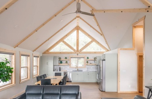 Valemount House | Golden Eagle Cabin Rental