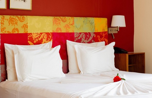 Elmina Hotel | Golden Hill Parker Hotel