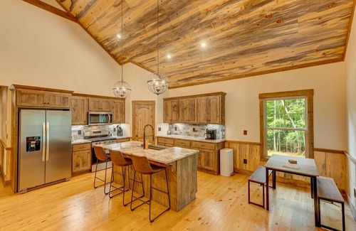 Unaka Cabin | Golden Hour - EV Car Charger | Pet Friendly | Fire pit | Newly Built Modern Mountain Home