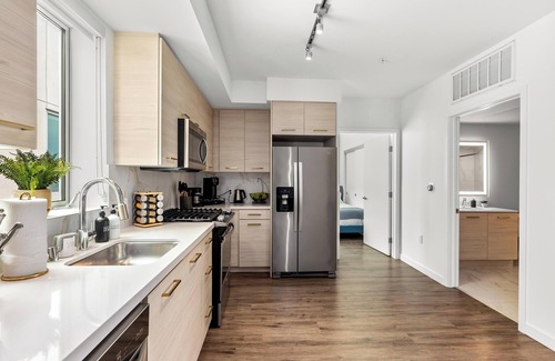 Pico Apartment | Golden Hour Stylish 2BR Coastal Retreat – Walk to Beach, Shops & Dining