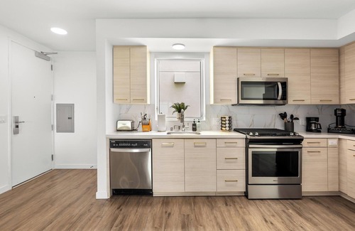 Pico Apartment | Golden Hour Stylish 2BR Coastal Retreat – Walk to Beach, Shops & Dining