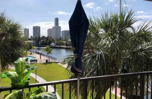 Hallandale Beach Apartment | golden isles suite 315